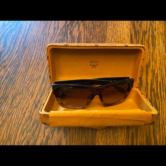 MCM tortoise Havana sunglasses! Very chic main image 5